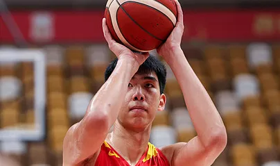 媒体人：徐昕防守面积还是有限，进攻选择不错但是手段偏少
